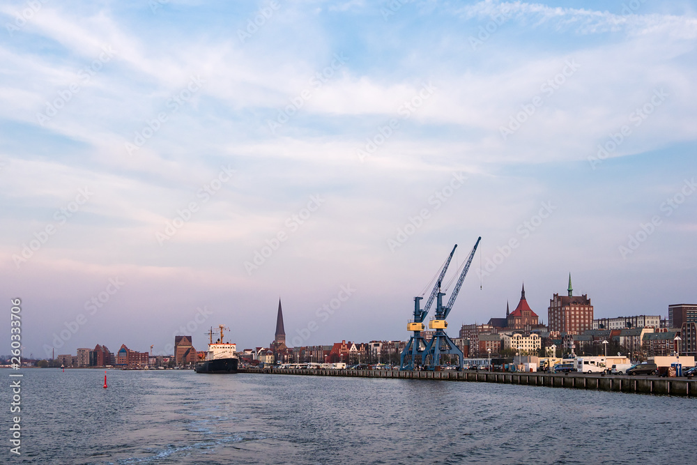 Blick auf den Stadthafen in Rostock