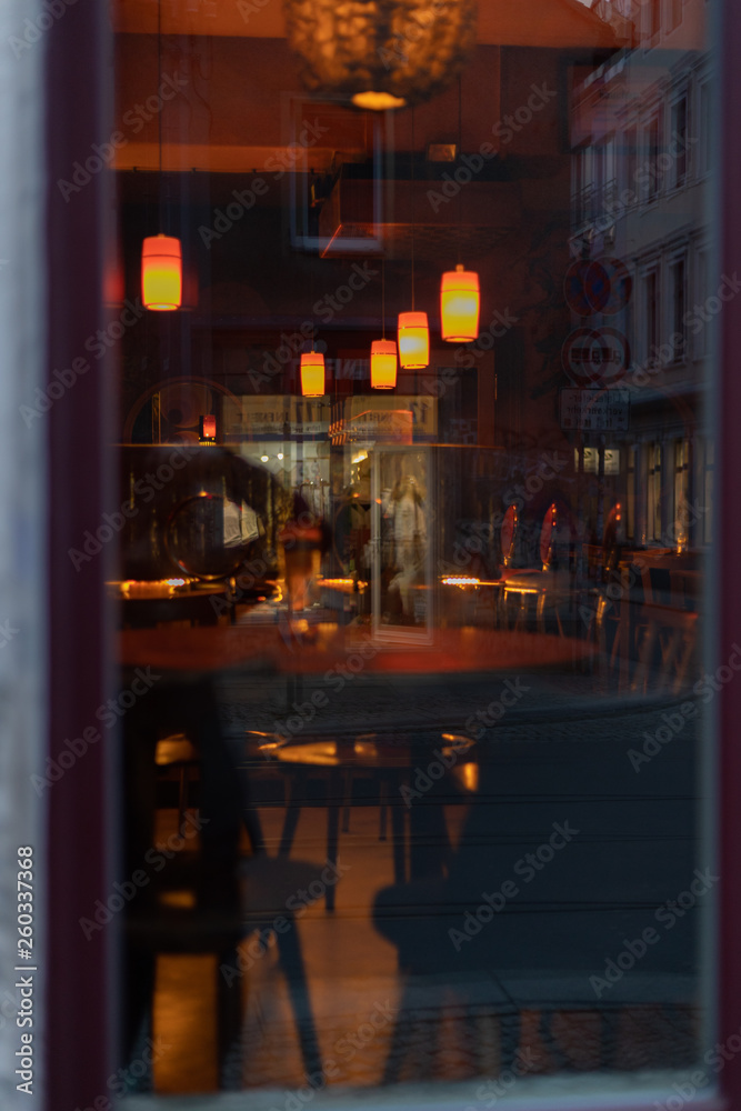 Restaurant durch Fenster