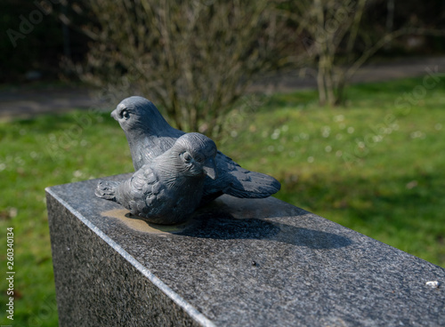 Zwei Vögel auf dem Grabstein 
