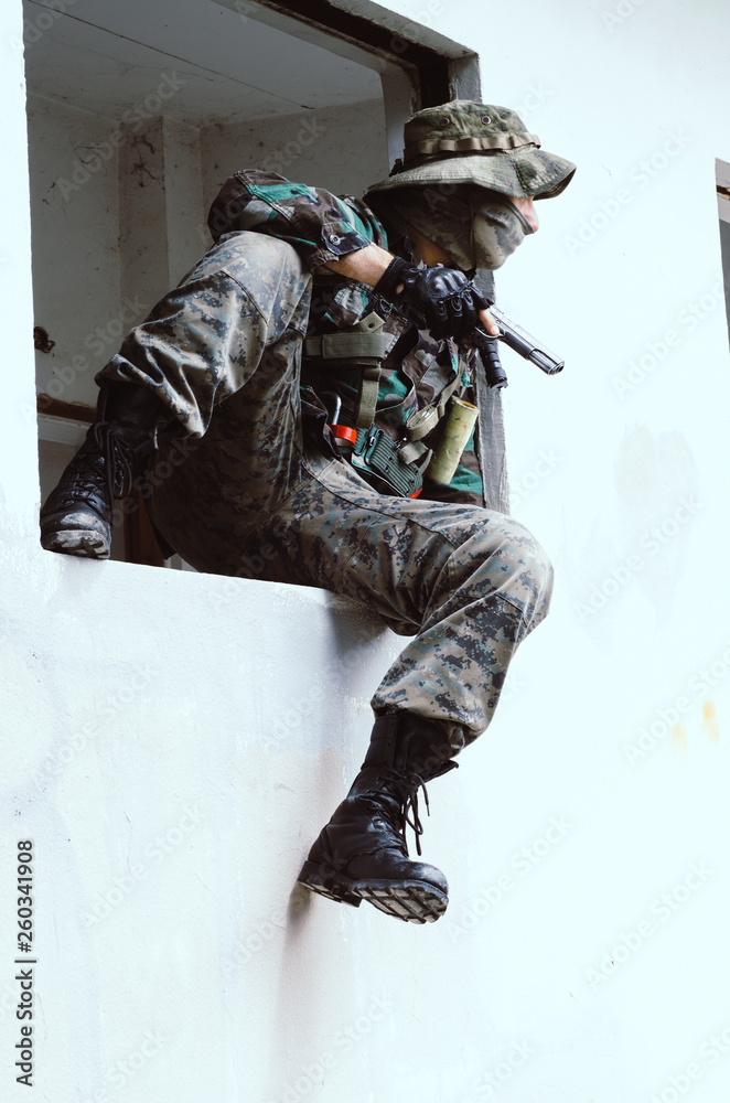 Special forces soldier holding handgun window Stock-foto |