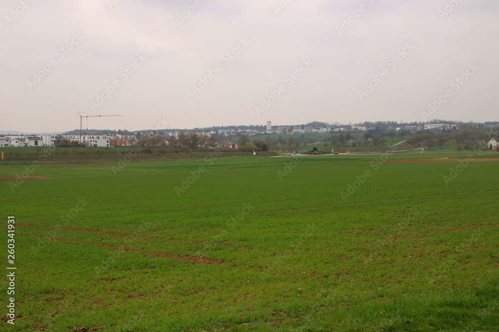 Blick über das Heckengäu auf die Stadt Rutesheim im Landkreis Böblingen