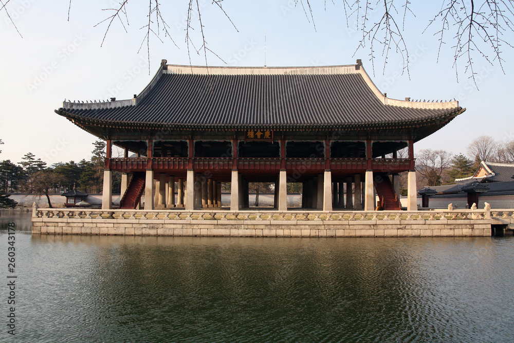 Gyeonghoeru royal banquet hall in gyeongbok palace, séoul. characteristic building of korean traditional architecture of the joseon era