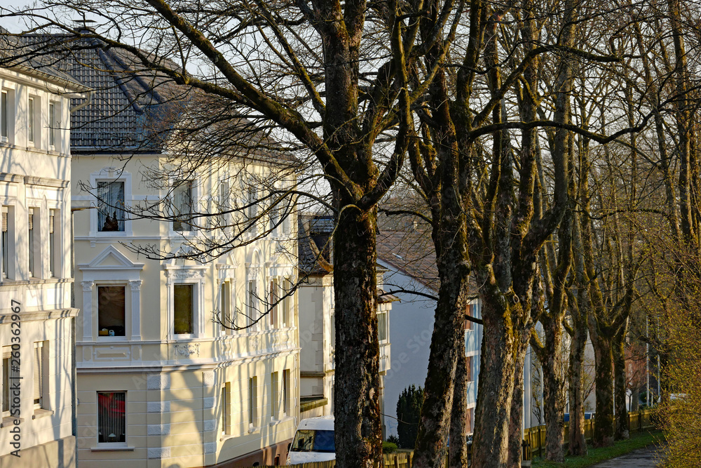 Fototapeta premium Lüdenscheid Häuserfassaden in der Morgensonne