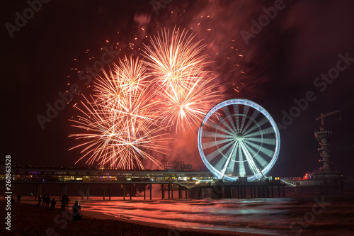 Quadro em tela Spinning Ferris Wheel with fireworks at the pier of Scheveningen, near The Hague, Netherlands