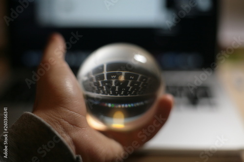 sfera di vetro con dietro tastiera