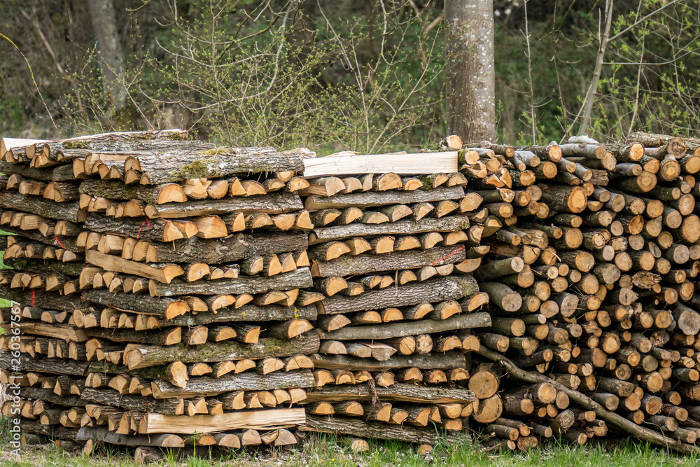 Aufgestapeltes Holz zu verheizen