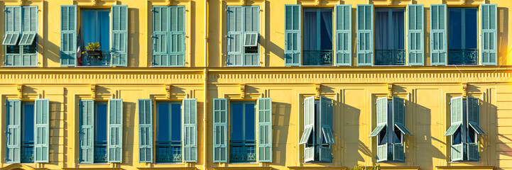 Fotobehang Nice Gekleurde gevel aan Place Garibaldi Nice  © Pascale Gueret