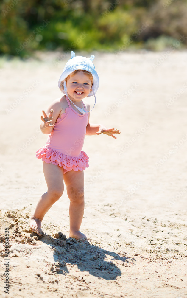 Wunschmotiv: Child playing on tropical beach. Little girl digging sand at sea shore. Travel with you