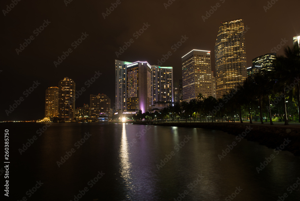 Naklejka premium Miami nocą