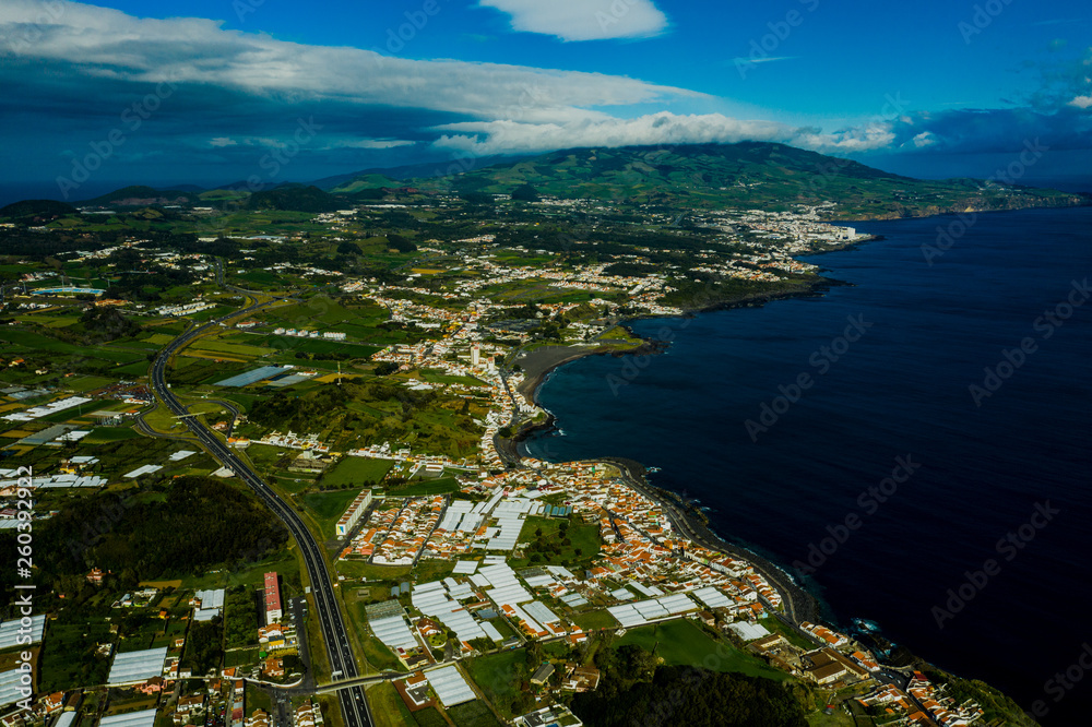 São Miguel - Azoren aus der Luft. Ponta Delgada - Sehenswürdigkeiten der Azoren von oben