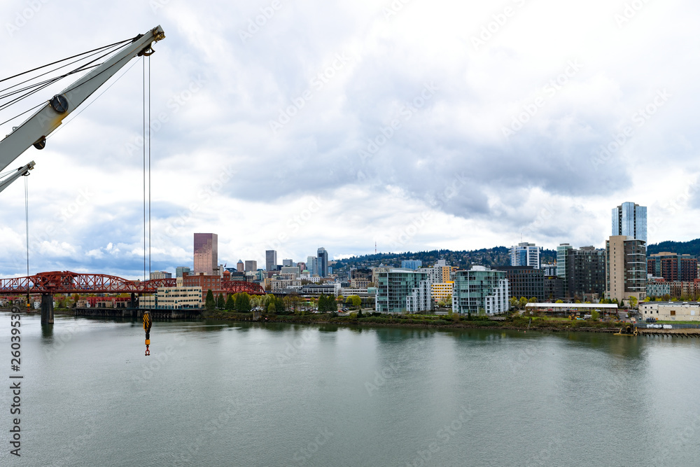 Obraz premium Panoramic view of Portland, Oregon downtown from river bank
