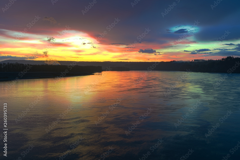 Obraz premium Red sunset at beautiful Columbia river, Washington and Oregon