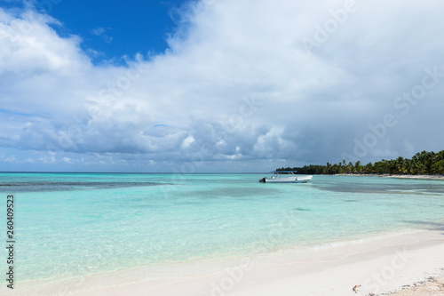 Fototapeta Naklejka Na Ścianę i Meble -  White sandy beach with sea and boat