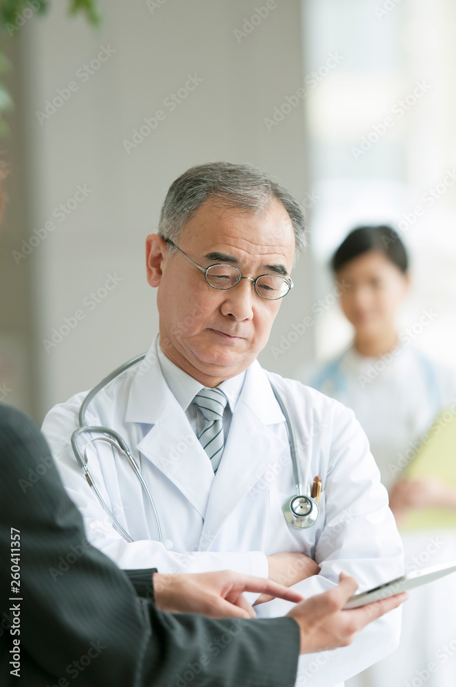 MRと話をする医者
