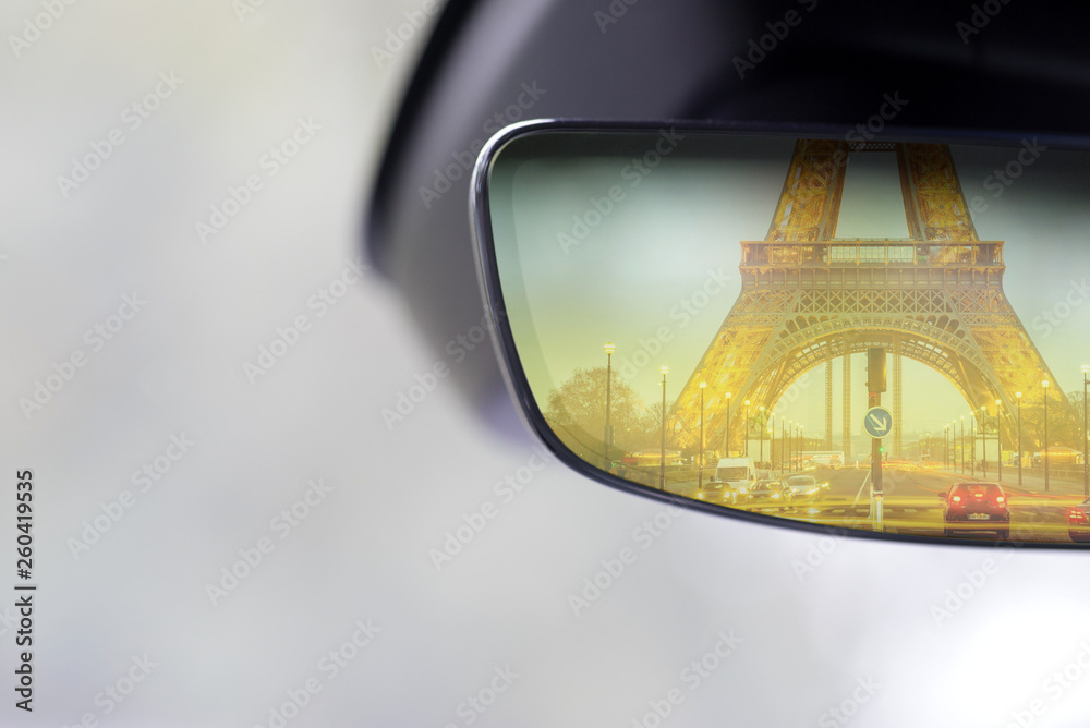 Eiffelturm und Straßen vom Paris im Rückspiegel von einem Auto