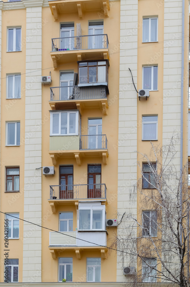 Obraz premium The old Soviet multystoried building with balconies, Krasnooktyabrsky district, Volgograd
