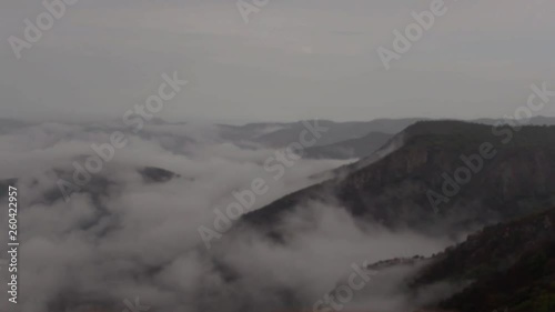 Time lapse de nubes sobre montañas