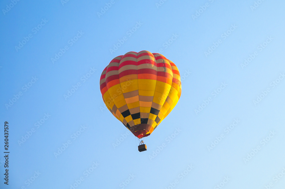 Naklejka premium Hot air balloons flying in blue sky