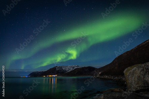 Atemberaubende Aurora über dem Meer © cbasting