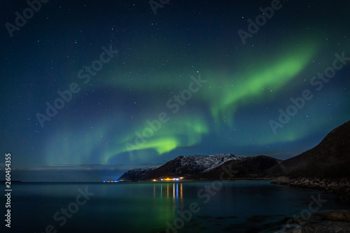 Atemberaubende Aurora über dem Meer © cbasting