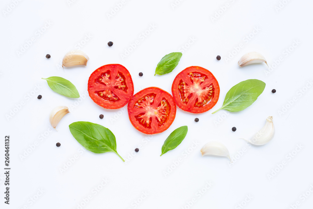 Fototapeta Zdrowe jedzenie koncepcja. Pomidor, czosnek, pieprz i bazylia na białym tle