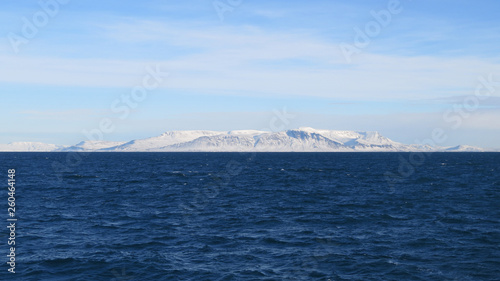 Atlantik um Reykjavik und schneebedeckte Hügel mit blauem Himmel