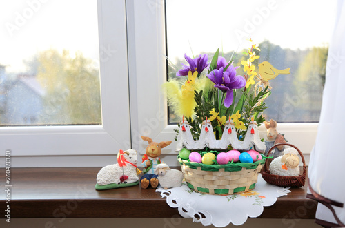 Koszyczek Wielkanocny na oknie.