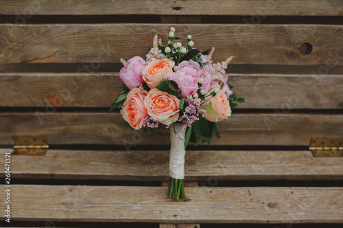 Bridal bouquet supporting on wood © Miguel Valls