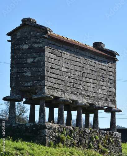 Grenier à grain, à céréales sur pilotis en Galice, Espagne photo