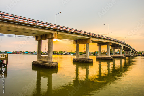 I stood under the bridge.6