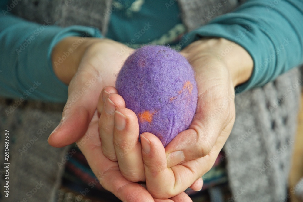Ostern mit Filzblüte oder Eierbecher. Ostern mit Filzblüte oder Eierbecher.