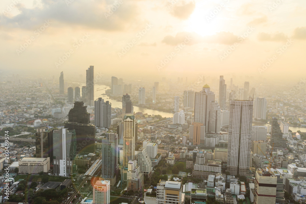 Obraz premium high view of the city in sunset time / High view of Bangkok city in sunset