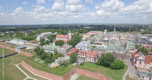 Zamość stare miasto z lotu ptaka. Krajobraz miasta z powietrza z widocznym rynkiem i ratuszem. photo