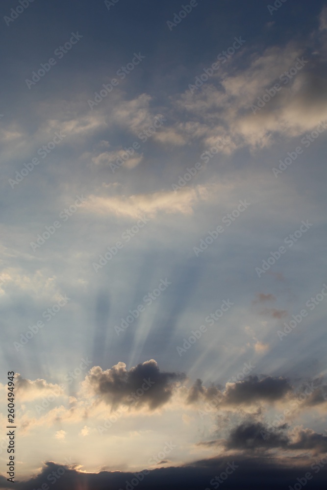 raios solares entre nuvens no céu azul raios solares entre nuvens no céu azul