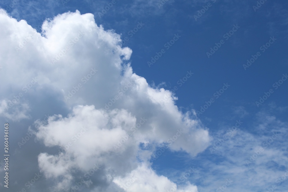 formação de nuvens no céu azul formação de nuvens no céu azul