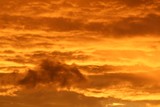 Pôr-do-sol em tons de cor laranja
