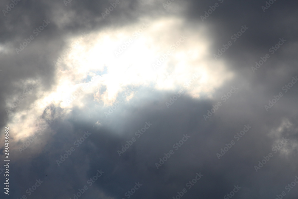 Raios solares ultrapassando as nuvens de chuva Raios solares ultrapassando as nuvens de chuva