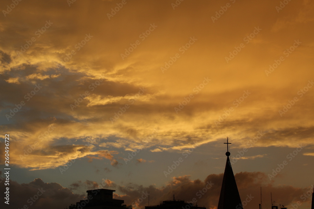 Pôr-do-sol em tons de cor amarelo na cidade de Florianópolis, Brasil