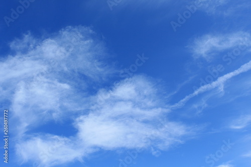 formação de nuvens no céu azul