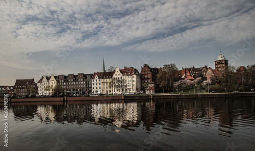 Lübeck, Altstadtufer an der Kanalstraße mit Burgtor