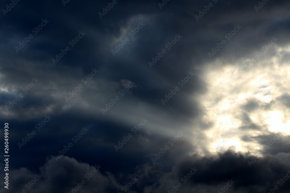 Raios solares ultrapassando  as nuvens de chuva 