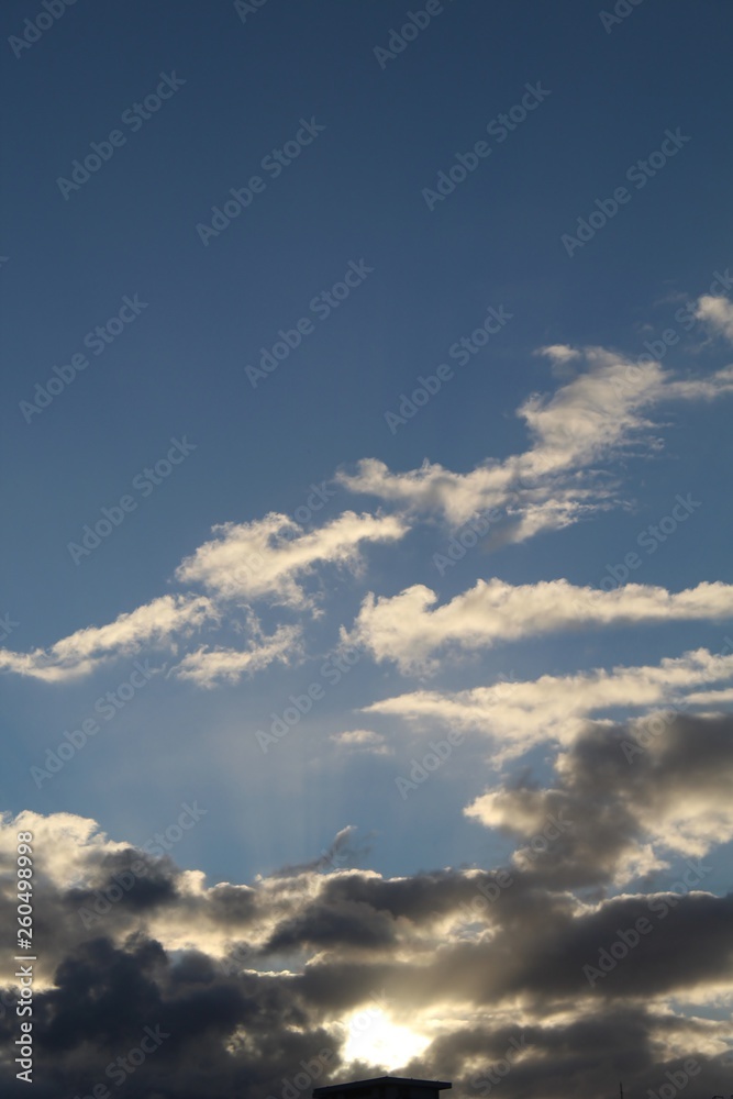 raios solares entre nuvens no céu azul raios solares entre nuvens no céu azul