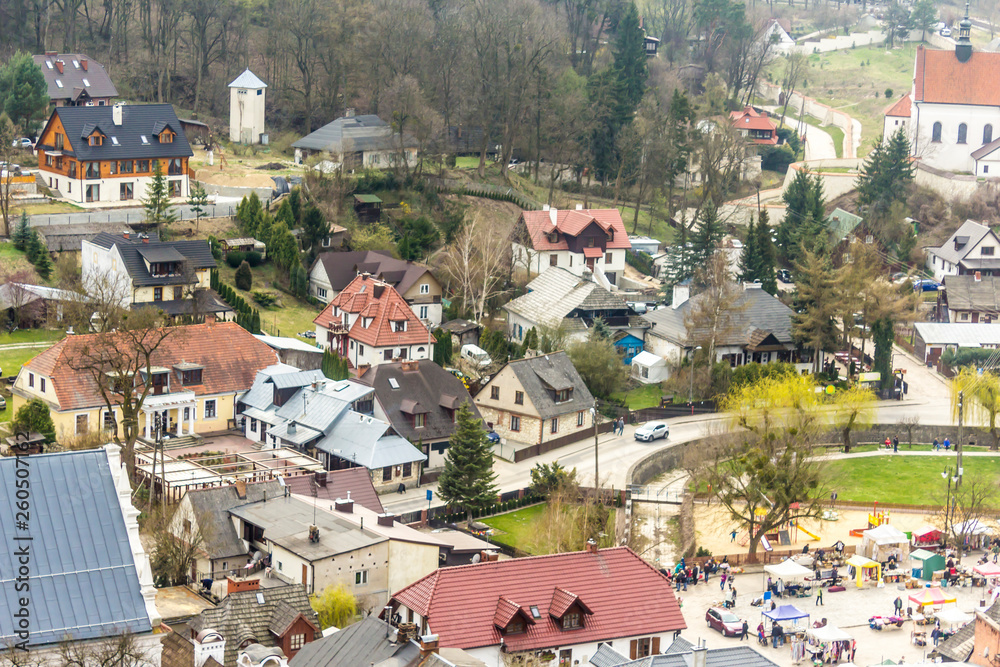Obraz premium Panoramic view of the city from the hill. Roofs of houses and Sunday fair. Kazimierz Dolny is a medieval city over the Vistula.