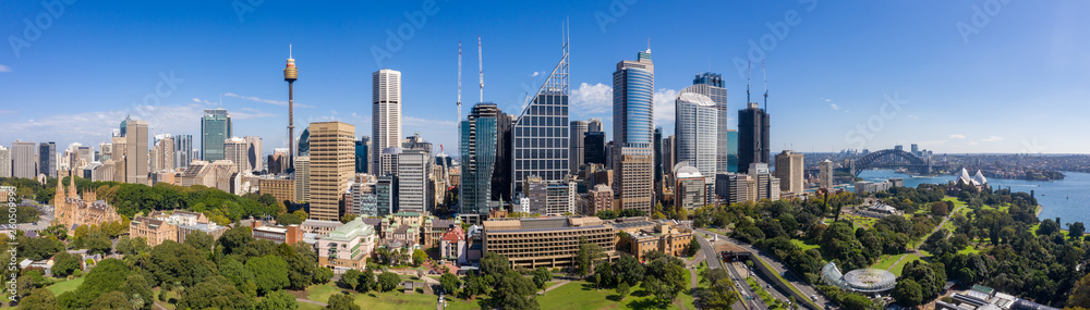 Fototapeta premium Widok z lotu ptaka z dzielnicy Domain Phillip patrząc w kierunku CBD i pięknego portu w Sydney w Australii