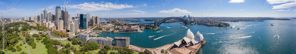 Naklejka premium Widok z lotu ptaka z ogrodów Parade Ground w kierunku CBD i pięknego portu w Sydney w Australii