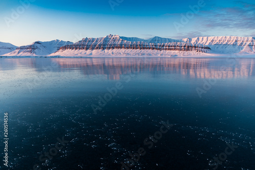 Fototapeta Naklejka Na Ścianę i Meble -  Icy landscapes and icescapes of Svalbard.