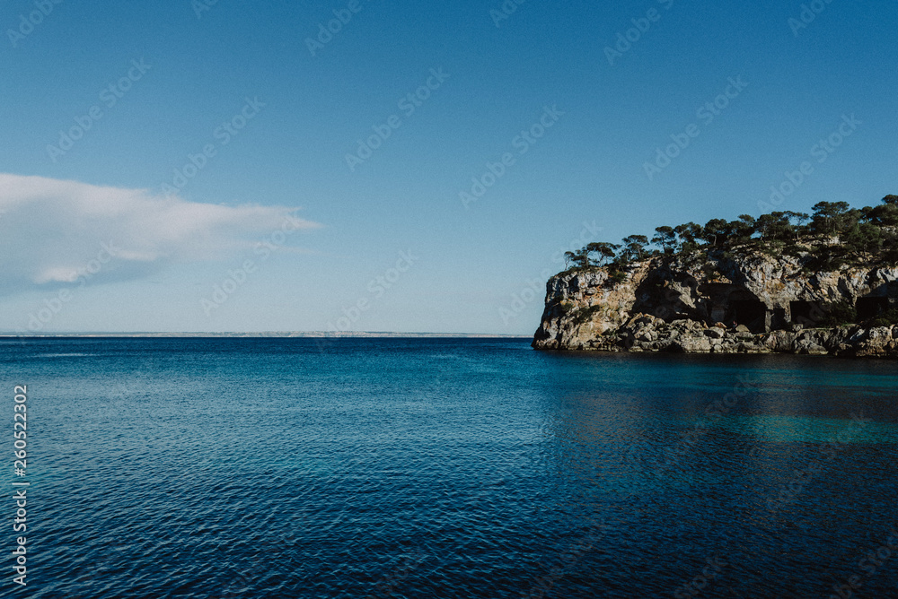 Fototapeta premium blauer Himmel Bucht auf der spanischen Insel Mallorca 