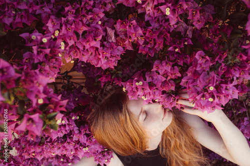 Fotografia Portrait of girl with closed eyesamong purple bougainvillaea