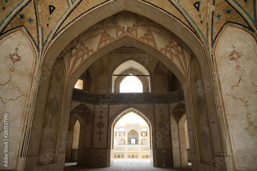  bogato zdobione sklepienie   ukowe w meczecie w iranie