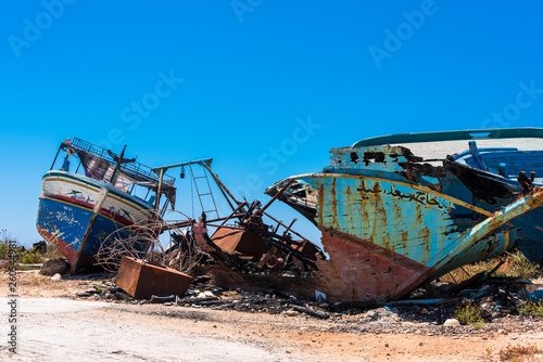 Porto Palo di Capo Passero Sizilien im Hafen die Reste einiger Flüchlingsboote denen die Überfahrt von Afrika nach Italien geglückt ist